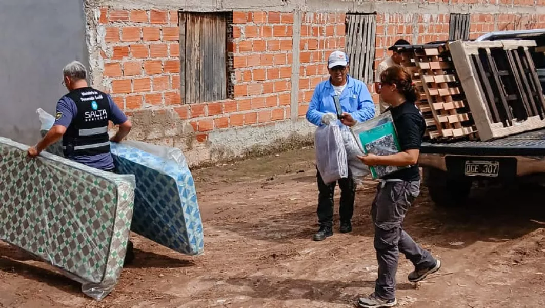 21257-provincia-realizo-la-asistencia-a-22-familias-afectadas-por-un-temporal-en-colonia-santa-rosa (1)