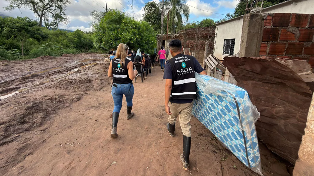 105904-desarrollo-social-asistio-a-mas-de-100-familias-afectadas-por-las-intensas-lluvias-en-11-municipios